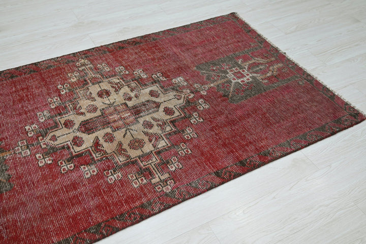 red Accent rug 3' 2" x 5' 9"