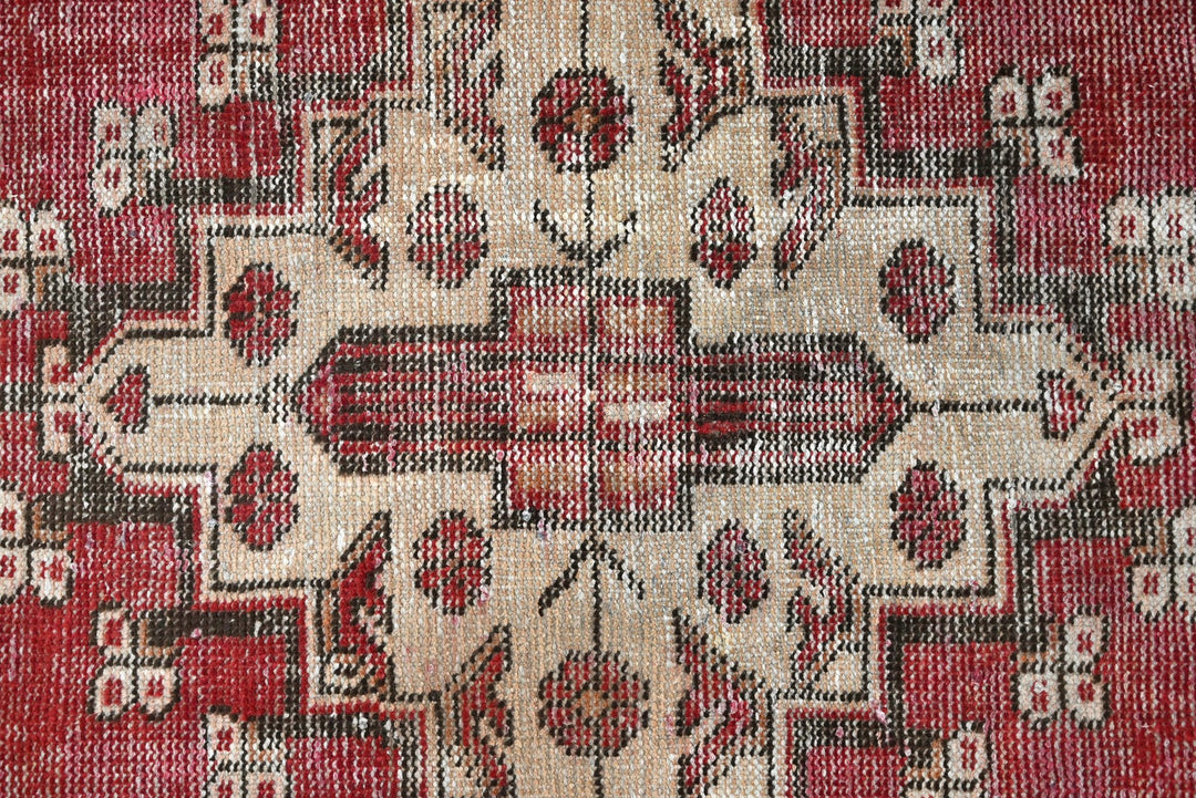 red Accent rug 3' 2" x 5' 9"