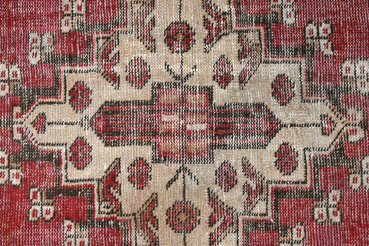 red Accent rug 3' 2" x 5' 9"