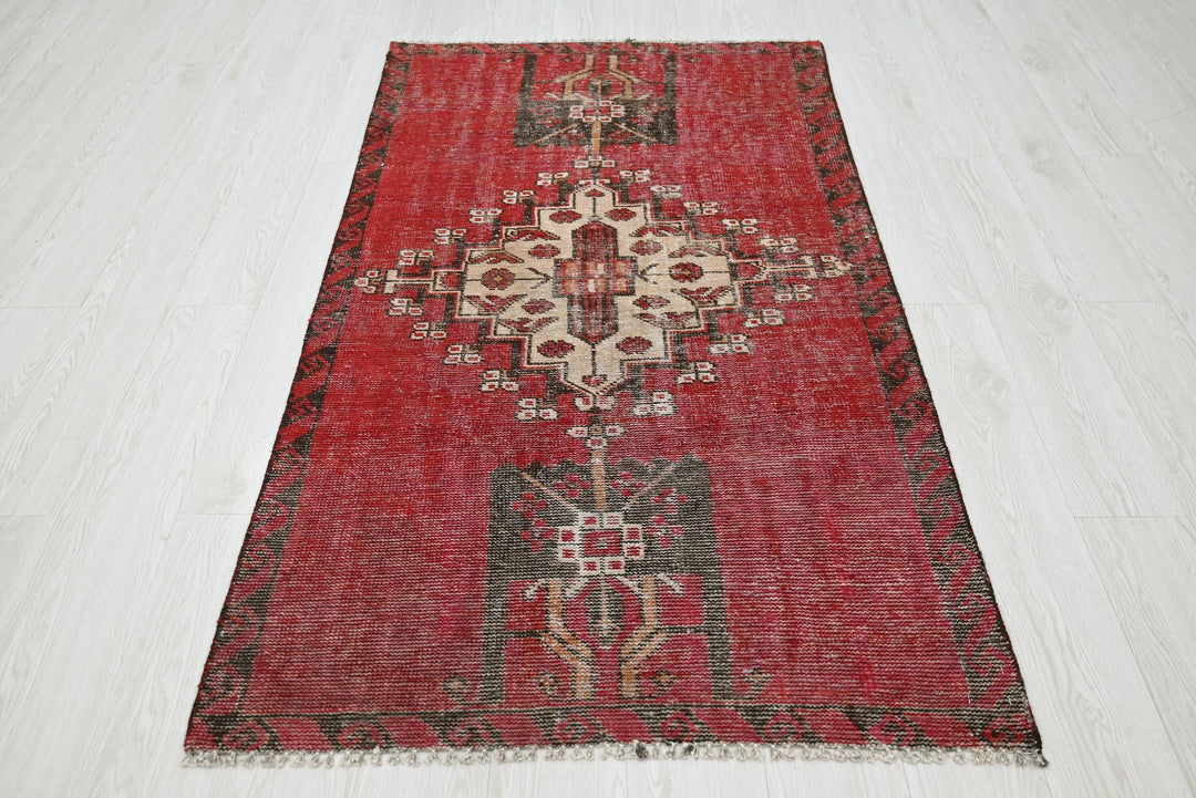 red Accent rug 3' 2" x 5' 9"