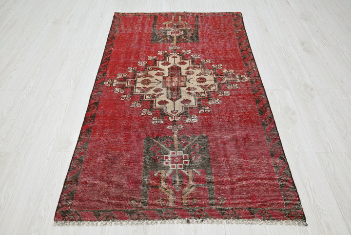 red Accent rug 3' 2" x 5' 9"