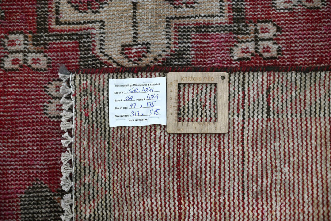 red Accent rug 3' 2" x 5' 9"