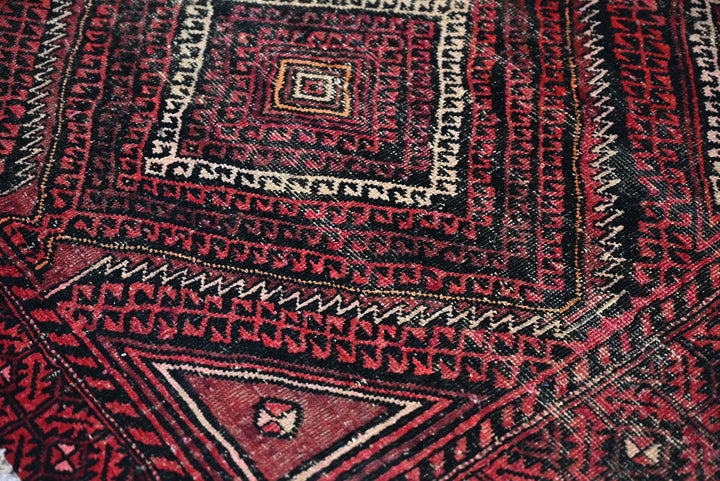 red Medium rug 3' 9" x 7' 1"