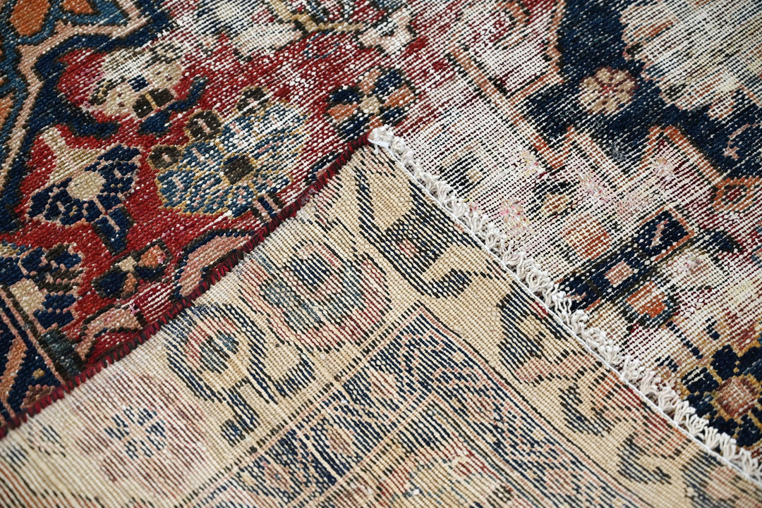 red Accent rug 4' 5" x 5' 9"