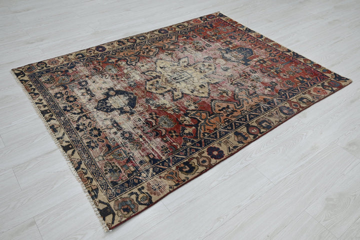red Accent rug 4' 5" x 5' 9"