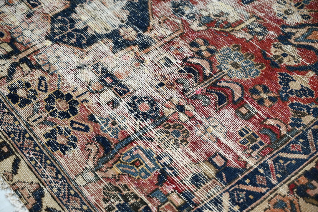 red Accent rug 4' 5" x 5' 9"