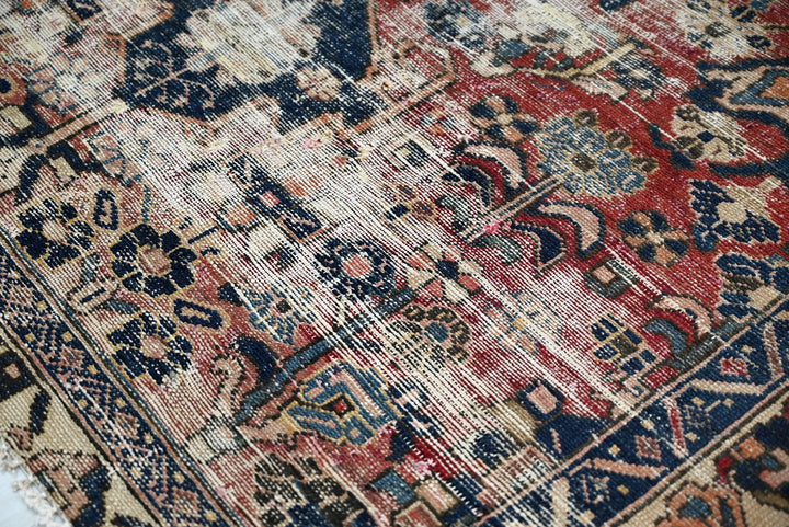 red Accent rug 4' 5" x 5' 9"