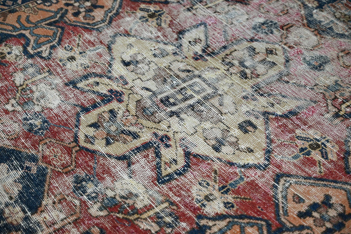 red Accent rug 4' 5" x 5' 9"