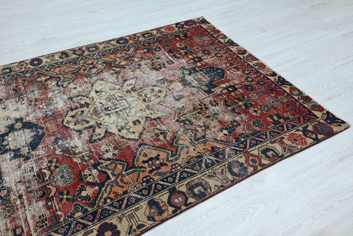 red Accent rug 4' 5" x 5' 9"