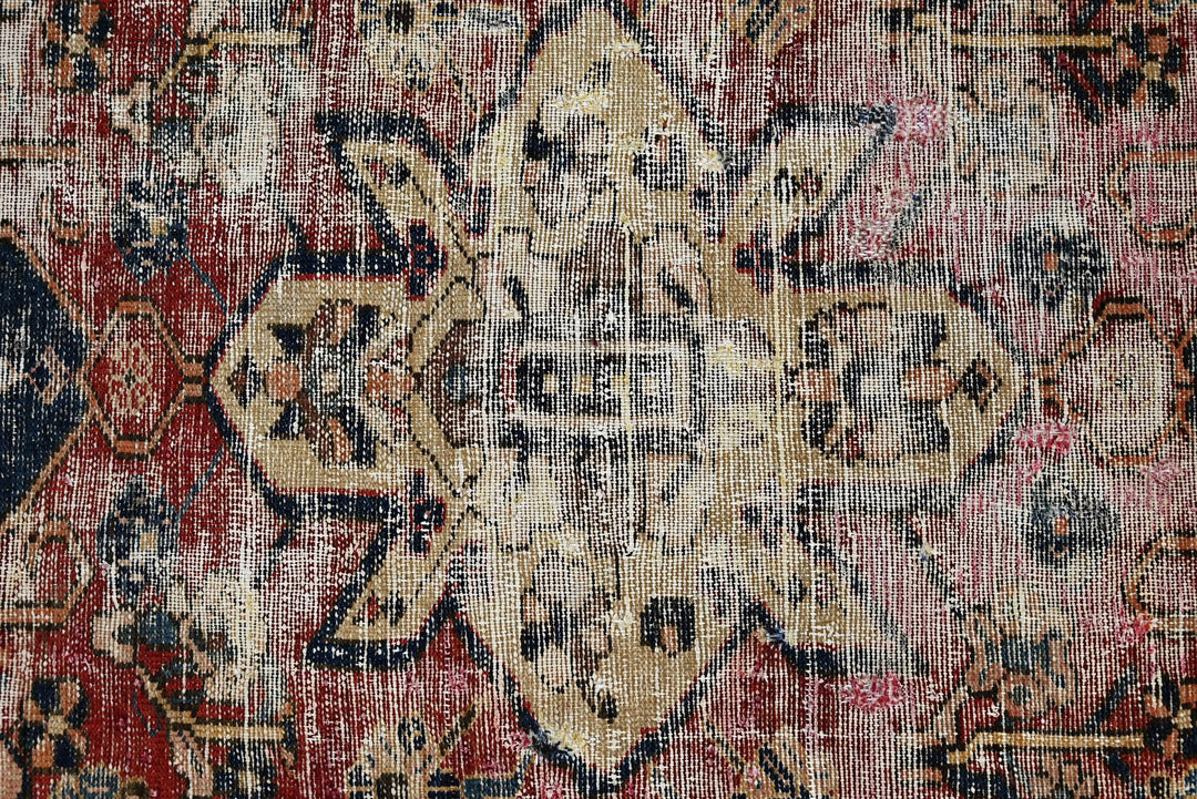 red Accent rug 4' 5" x 5' 9"