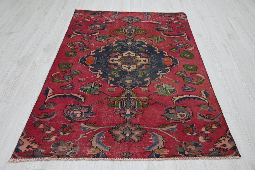 red Accent rug 4' 1" x 5' 10"