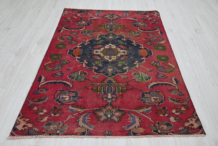 red Accent rug 4' 1" x 5' 10"