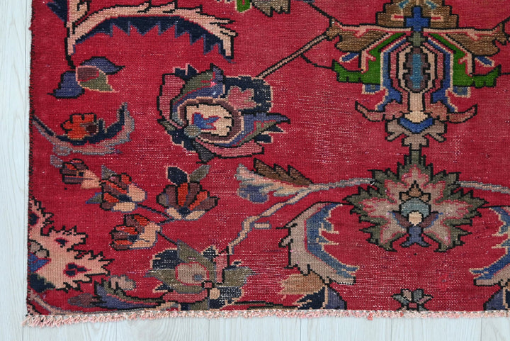 red Accent rug 4' 1" x 5' 10"