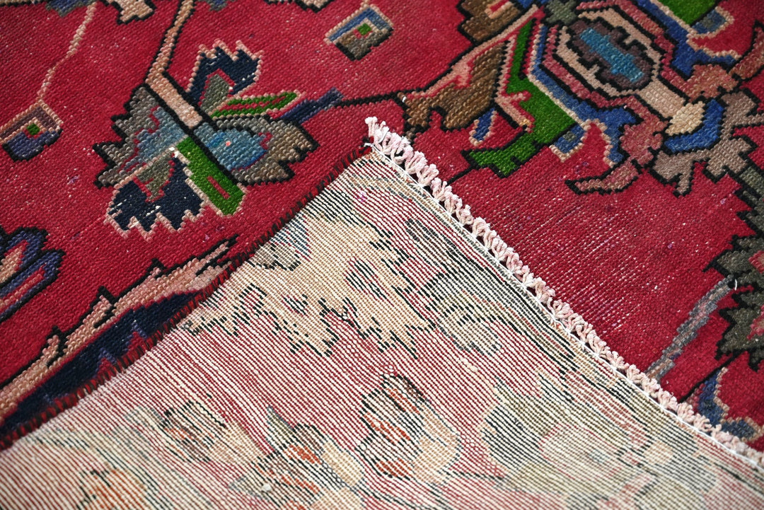 red Accent rug 4' 1" x 5' 10"
