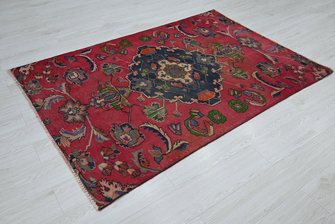 red Accent rug 4' 1" x 5' 10"