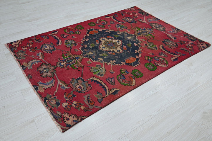 red Accent rug 4' 1" x 5' 10"