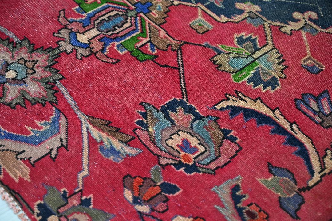 red Accent rug 4' 1" x 5' 10"