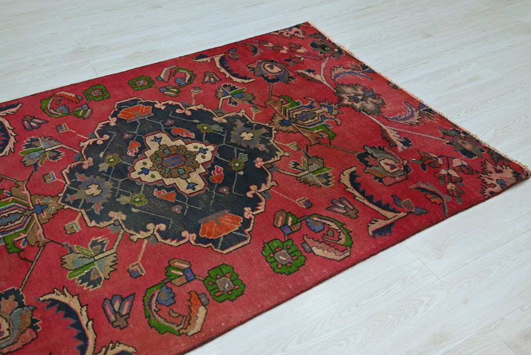 red Accent rug 4' 1" x 5' 10"