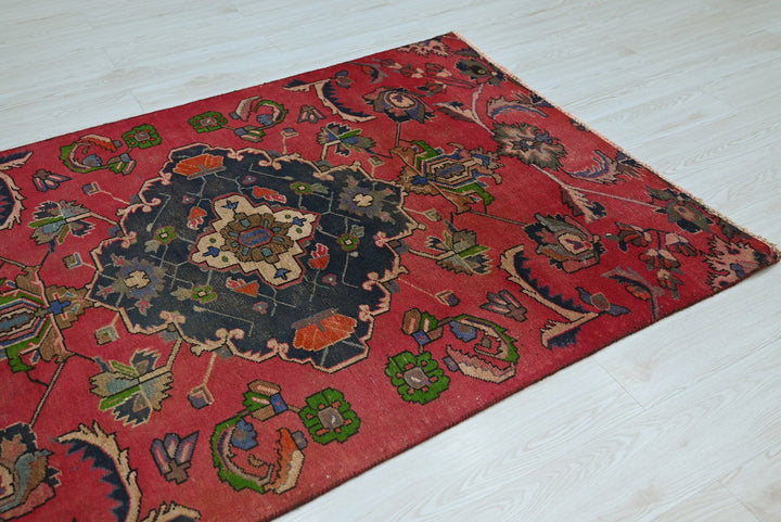 red Accent rug 4' 1" x 5' 10"