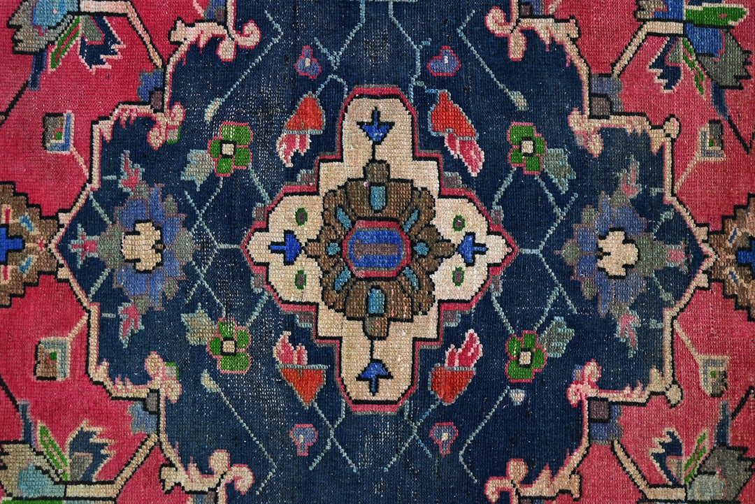 red Accent rug 4' 1" x 5' 10"