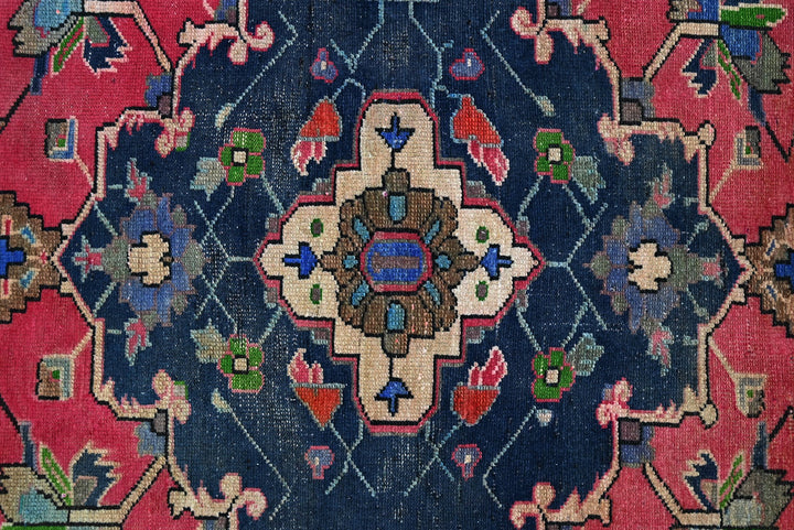 red Accent rug 4' 1" x 5' 10"