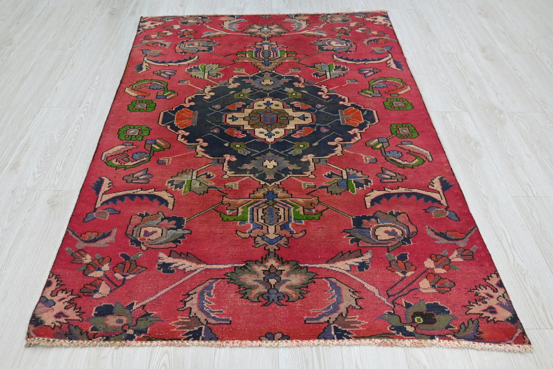 red Accent rug 4' 1" x 5' 10"