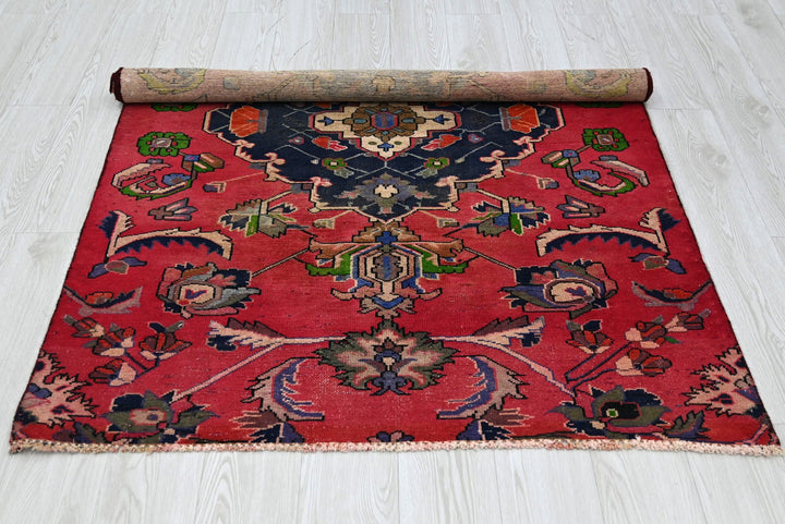 red Accent rug 4' 1" x 5' 10"