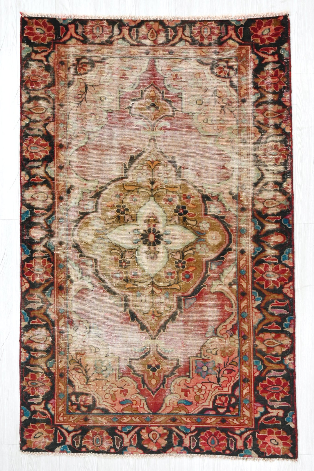 pink Accent rug 3' 5" x 5' 6"
