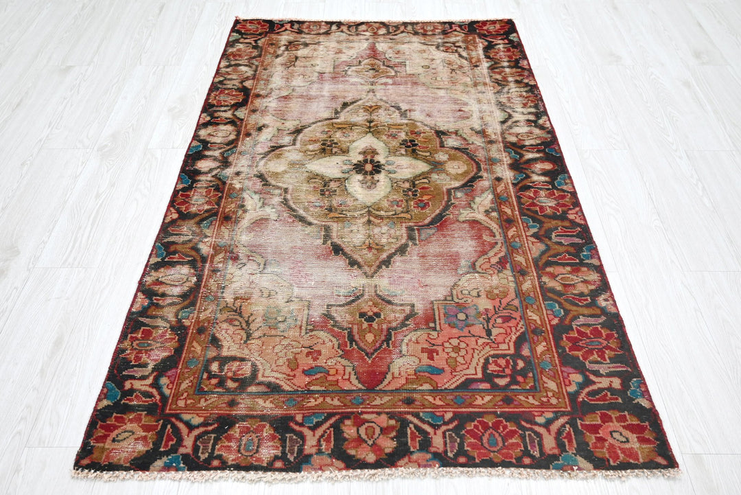 pink Accent rug 3' 5" x 5' 6"