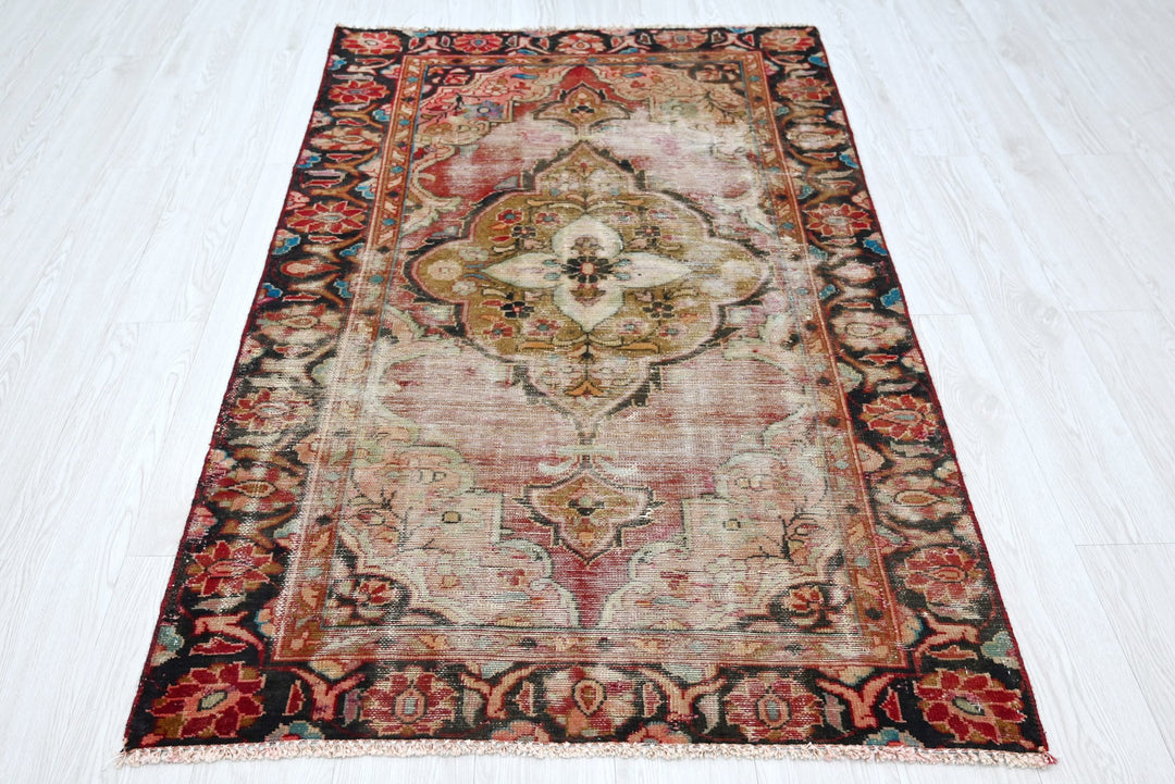 pink Accent rug 3' 5" x 5' 6"
