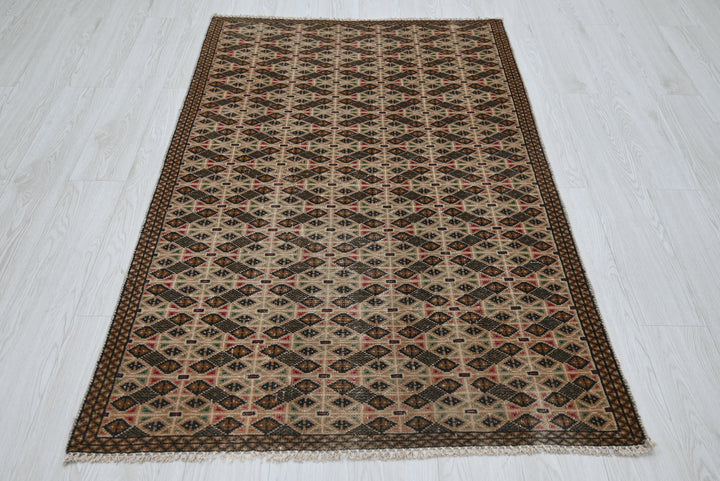 brown Accent rug 3' 5" x 5' 6"
