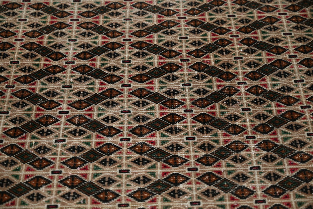 brown Accent rug 3' 5" x 5' 6"