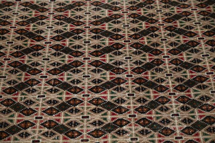 brown Accent rug 3' 5" x 5' 6"
