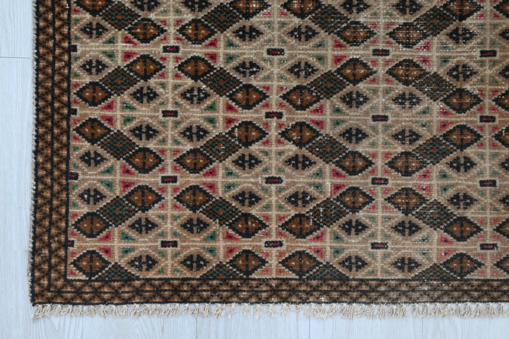 brown Accent rug 3' 5" x 5' 6"