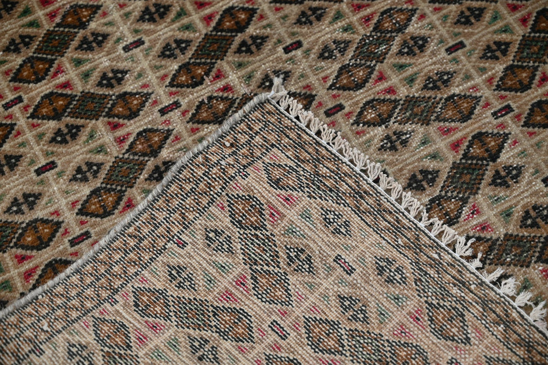 brown Accent rug 3' 5" x 5' 6"