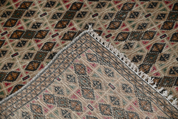 brown Accent rug 3' 5" x 5' 6"