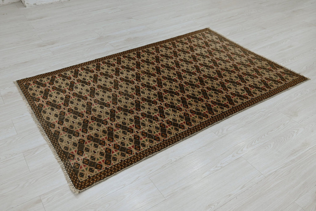brown Accent rug 3' 5" x 5' 6"