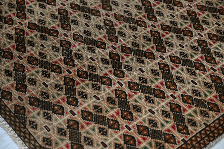 brown Accent rug 3' 5" x 5' 6"