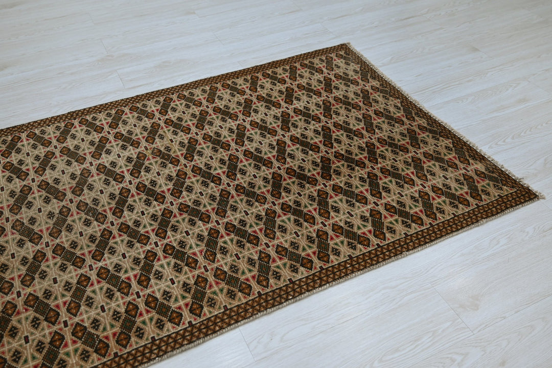 brown Accent rug 3' 5" x 5' 6"
