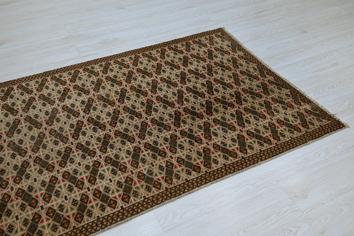 brown Accent rug 3' 5" x 5' 6"