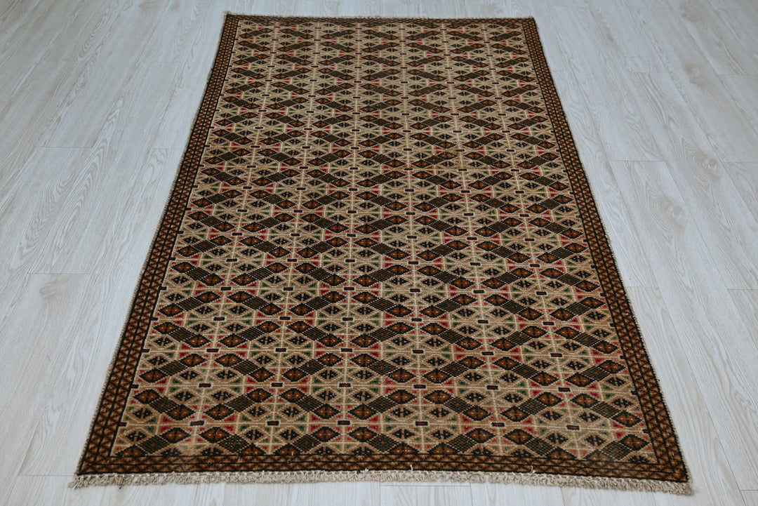 brown Accent rug 3' 5" x 5' 6"