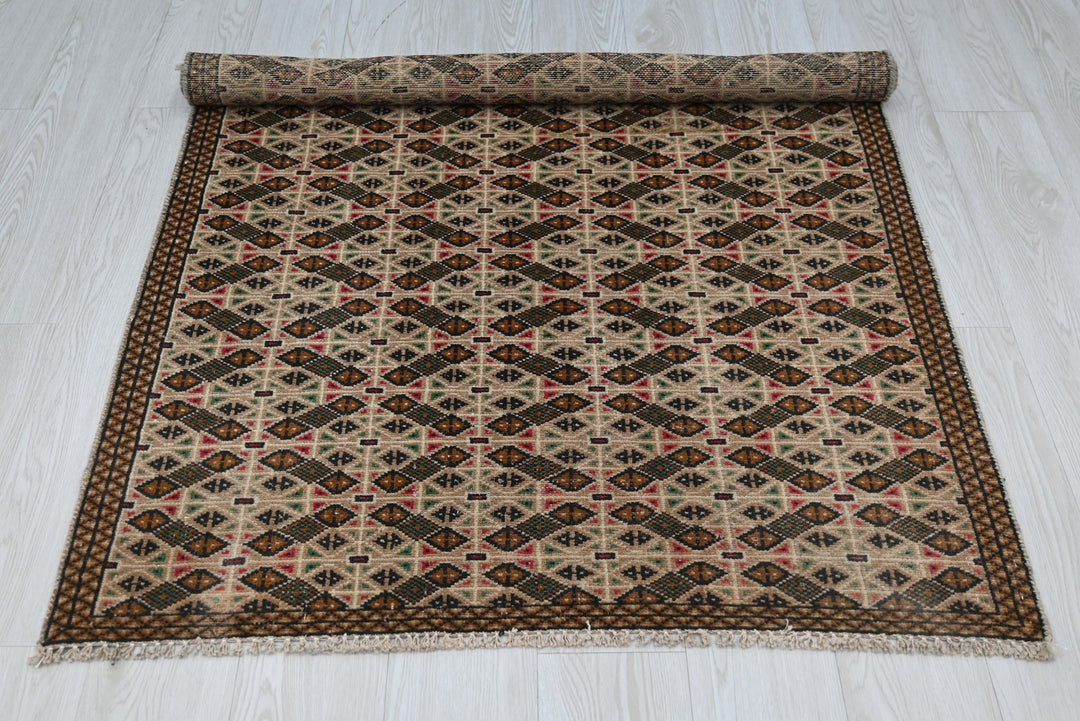 brown Accent rug 3' 5" x 5' 6"