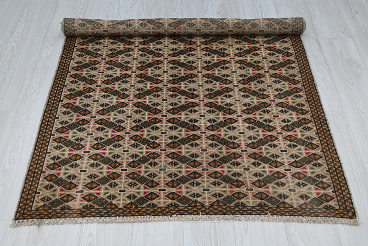 brown Accent rug 3' 5" x 5' 6"