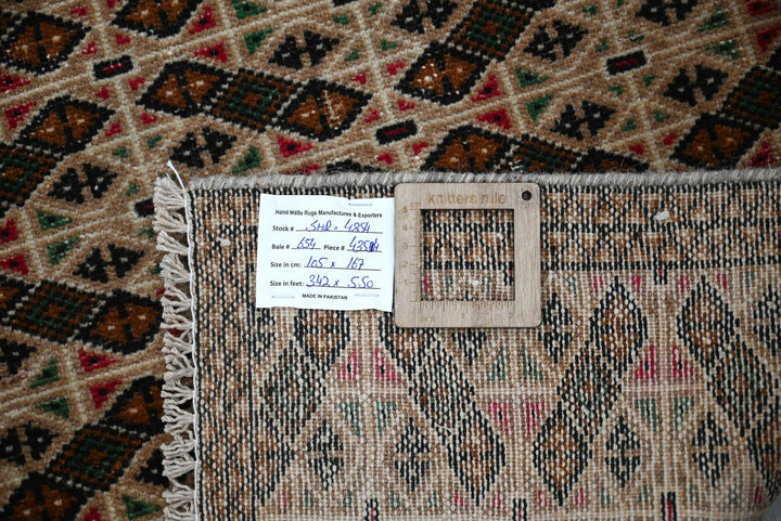 brown Accent rug 3' 5" x 5' 6"