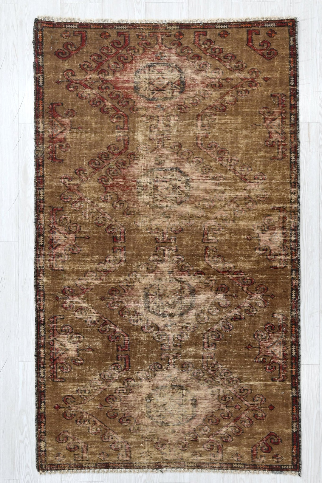 brown Accent rug 3' 1" x 5' 6"