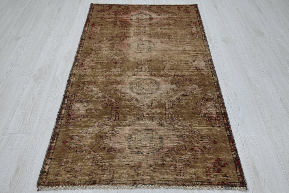 brown Accent rug 3' 1" x 5' 6"