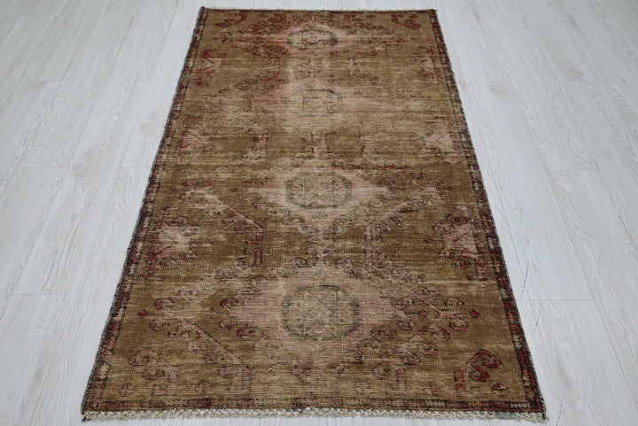 brown Accent rug 3' 1" x 5' 6"
