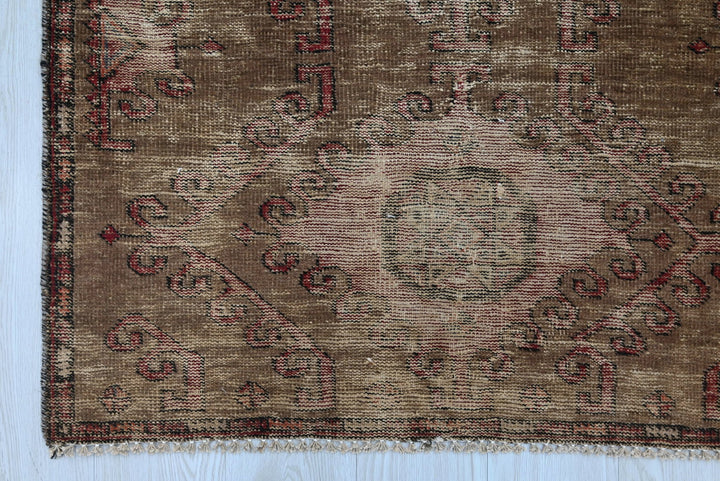 brown Accent rug 3' 1" x 5' 6"