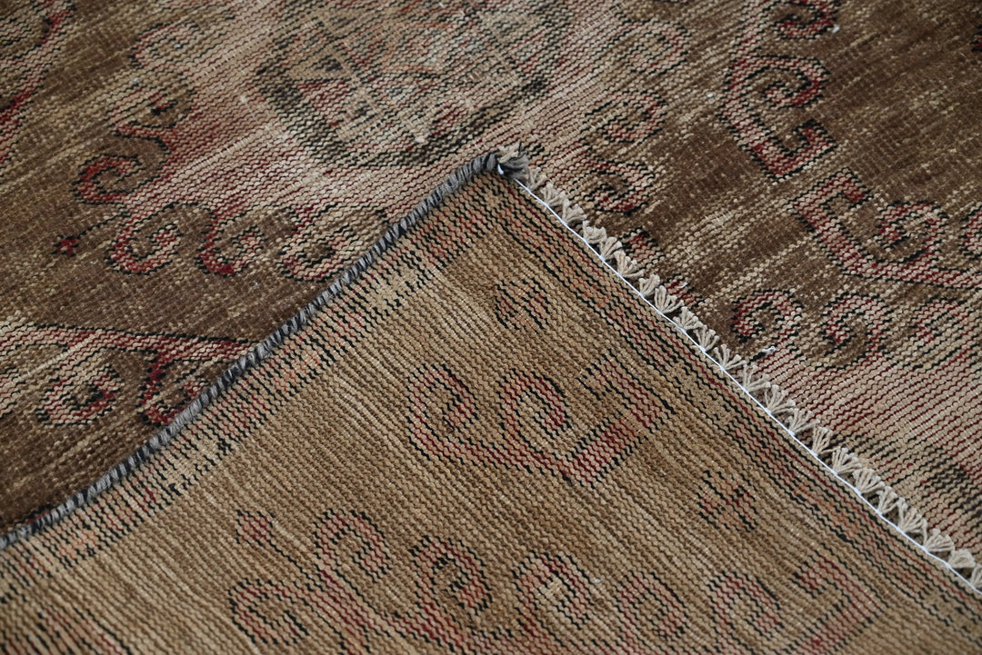 brown Accent rug 3' 1" x 5' 6"