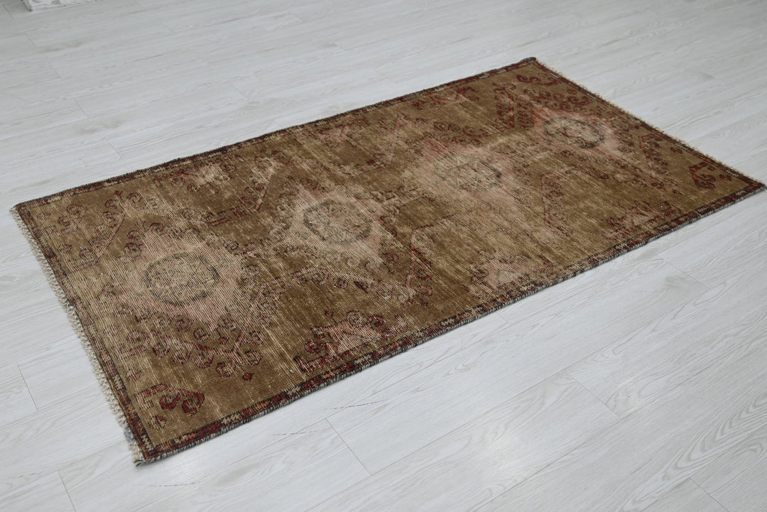 brown Accent rug 3' 1" x 5' 6"